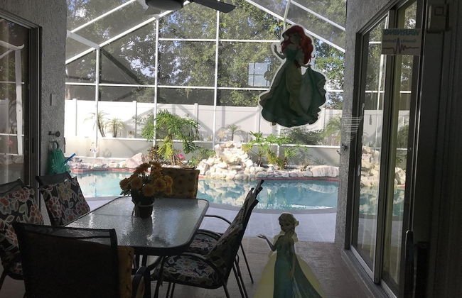 3 Bedroom Home With Private Screened Pool With Rock Waterfall Feature and Gameroom by Florida Dream Homes - Foto 32