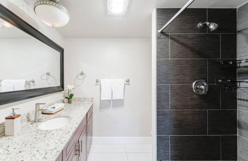 Across from Beach | Balcony • Pool • Parking • 2BR - Foto 15