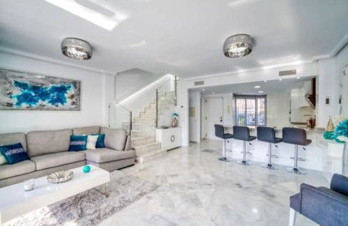 Marbella Luxury Home with Games Room & Sea Views - Photo 14