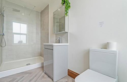 #111 New Farm with hot tub and Sauna - Sleeps 18 - Near Elmore Park - " Perfect for Contractors and Families - Parking space for 10 cars" - Foto 69