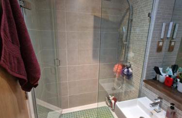 Bright and Modern Forest Hill Flat - Flexible Stay - Photo 7