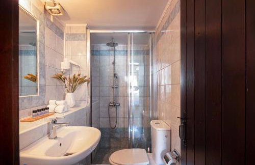 Captain's Hyatt - Photo 18