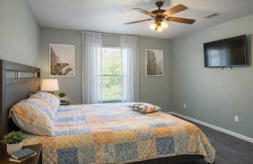 Vacation House, 2 Miles to Beach, Smart TVs, Grill - Foto 3