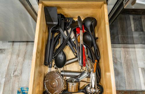 Relax And Sea NEW Luxury Canal-View Escape Gated Community Firepit and Decks - Foto 51