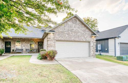 Spacious Modern Retreat with Game Room & Fire Pit near Trails - Foto 30