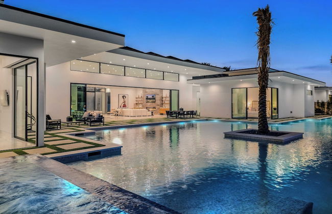 Fine Luxe Retreat w/ Pool & Hot Tub Bravo Villa #15 by Avantstay - Photo 5