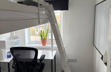 3-bedroom family home with large garden and free parking - Foto 6