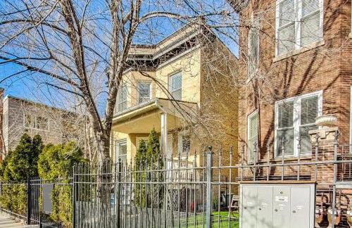 Uptown Bright & Modern Apt - Steps to Lake, Train, Amazing Food & Free Parking - Photo 19