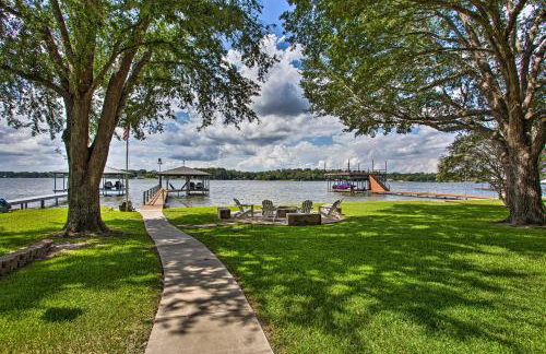 Remodeled Cedar Creek Lake Retreat with Fire Pit! - Foto 30