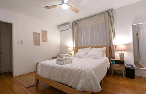 Boho 1-Bedroom BEACH Condo with Mid Size Parking, AC & Laundry - Walk 10min to BEACH! - Foto 7