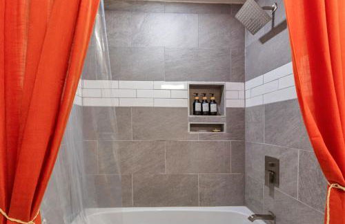 Backyard BBQ Retreat: Central 3bd - Prime Location - Foto 31