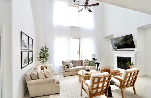 Luxe Living 4-bedroom with fireplace & game room - Photo 6