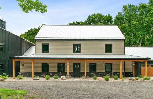 38-Acres of Luxury: 9BR, Indoor Pool, Gym, Near ND - Foto 50