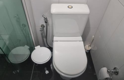 Apartamento Frente para o Mar - Varandão com Blindex - Vista para o Mar - 1 Suite e mais 2 Quartos-Ar Condicionado - 2 Vagas - BEIRA MAR - 70 metros da Praia ,TVS SMART GERAL -WI-FI -DISNEY PLUS- PORT 24 HORAS-KIT PRAIA-ROUPA DE CAMA 2 XCASAIS - Foto 63