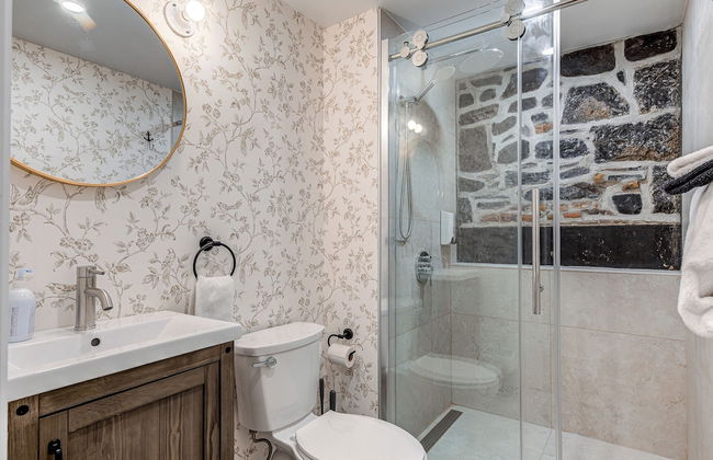 Elegant 1 Bedroom Suite - Photo 13