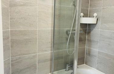 Cheerful 2-bed townhouse in Wakefield with parking - Foto 9