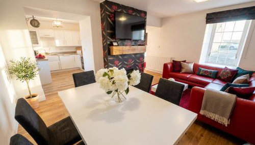 Bamburgh - Sleeps 8 - 3 Bedrooms 2 Bathrooms - Secure Garden - Dogs Stay For Free - Stunning Beach Walks and Views - Log Fire - Outdoor Seating and Eating - Off Street Parking - Quiet Rural Location - Fast Wifi - Foto 3, stove, pet friendly