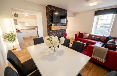 Bamburgh - Sleeps 8 - 3 Bedrooms 2 Bathrooms - Secure Garden - Dogs Stay For Free - Stunning Beach Walks and Views - Log Fire - Outdoor Seating and Eating - Off Street Parking - Quiet Rural Location - Fast Wifi - Foto 3