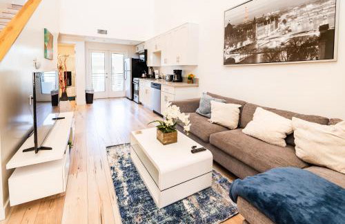 Modern 1-Bedromm Loft In Hollywood With Viwe of Hollywood Sign - Photo 11