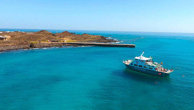 Ferry à ilha de Lobos + Snorkel saindo de Corralejo - Foto 2