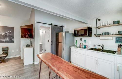 Sleek Jacksonville Gem Perfect for Two - Photo 17