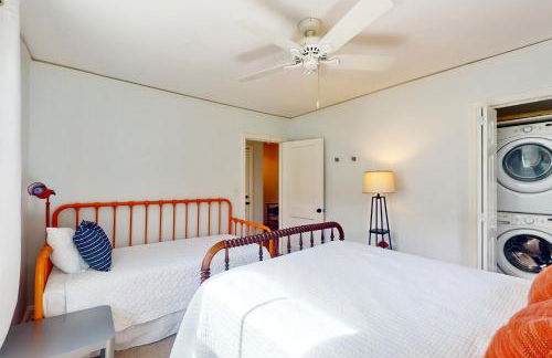 Dog-friendly cottage across from the water in a walkable neighborhood - Foto 13