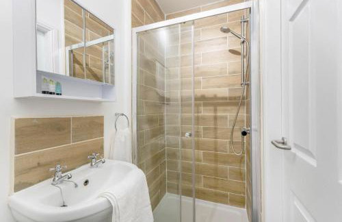 NEW! Stylish 5-Bed Apartment in Stockton-on-tees by Stay With Us, Perfect for Contractors & Large Groups, FREE Parking! - Foto 55