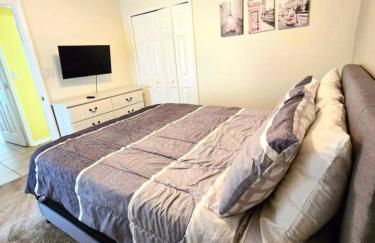 Joyful and Bright 4 Bedroom 3 Bathroom Pool Home - Foto 19