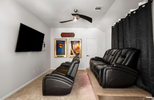 Upscale 4BR Cypress Home w Pool, Hot Tub, Theater, Sleeps 20 - Foto 24