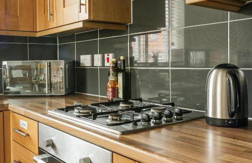 Comfortable 4 Bed Modern Townhouse with Parking - Foto 44