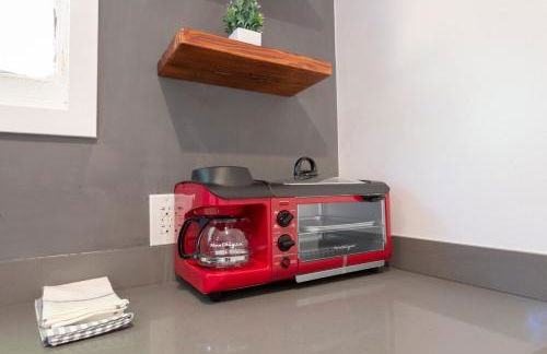 Modern Private Guesthouse with Parking, Yard, and Washer Dryer - Foto 15