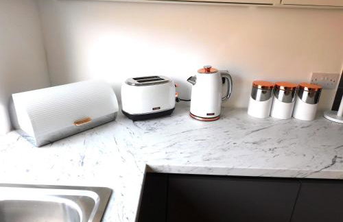 Newly refurbished 2 bedroom apartment close to station and local amenities - Foto 7