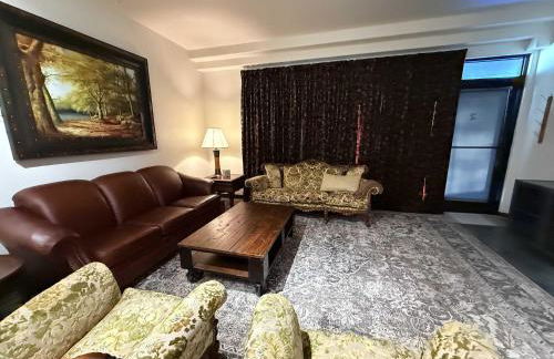 Stylish South Hill Retreat Queen Bed and Sofa Sleeper Full Kitchen Free Parking - Foto 35