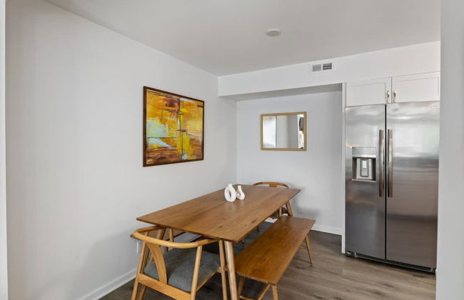 Luxury Waterfront Lakehouse With Private Dock Views - Photo 28