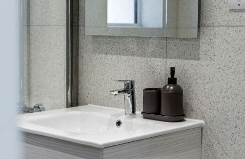 Newly Refurbished 2 Bed Flat - Photo 16