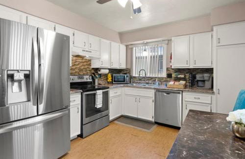 Lovely 3-bedroom rental unit with free parking! - Photo 6