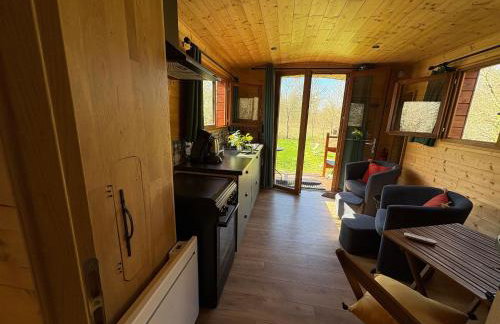 Évasion romantique en roulotte autonome avec confort moderne en pleine nature - FR-1-591-552 - Foto 1