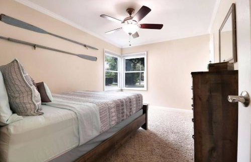 Chain O Lakes Nautical 4Bed 3Bath Waterfront with Bonus Room, Large Deck and Hot Tub - Foto 27