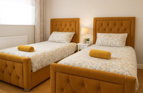 Modern 3 Bedroom Home, Free Parking, Garden, Sleeps 7 - Photo 4