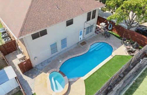 Modern Comforts & Classic Charm w Pool 5BD - Foto 42