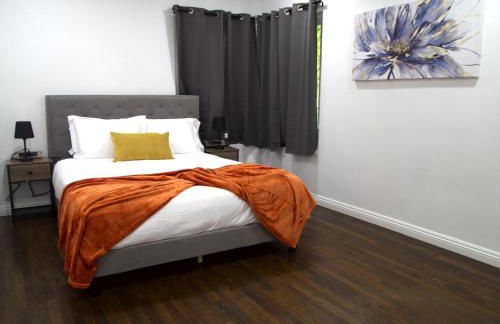 Cozy 3BR Home With Pool, Yard, Garage, and 80 inch TV! - Foto 34