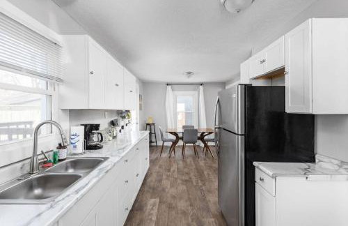 Charming Getaway - Deck & Patio - Walkable Area - Family Friendly - Foto 11