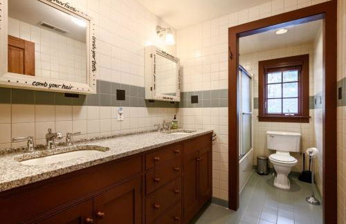 Elegant 7BR Estate with Pool & Hot Tub in Berkshires - Foto 54