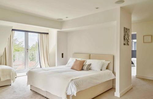 Cheltenham's Most Luxurious House - Beautiful Hot Tub & Indoor Pool - Photo 15