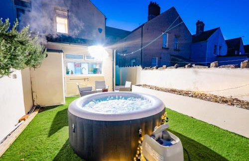 4BR 2Bath Home -Hot Tub, Free Parking & Games Room - Foto 12