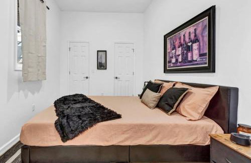 Stylish And Roomy Full House Dtwn - Photo 18