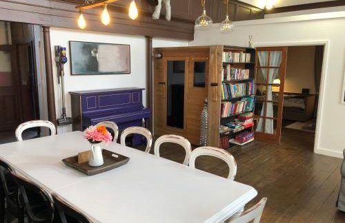 Creative Norfolk Chapel with Piano and Sauna Sleeps 10 - Foto 8