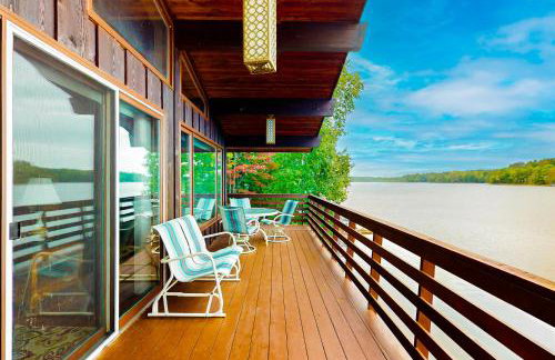 Lakefront Haven - Photo 4