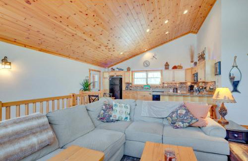 Lakefront Tomahawk Getaway with Deck and 2 Fireplaces! - Foto 6