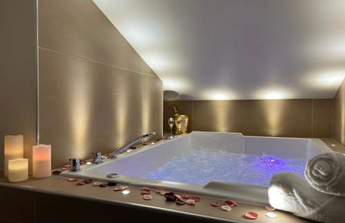 Cocon Blanc câlin avec Jacuzzi privatif - LoveRoom Insolite - Foto 2